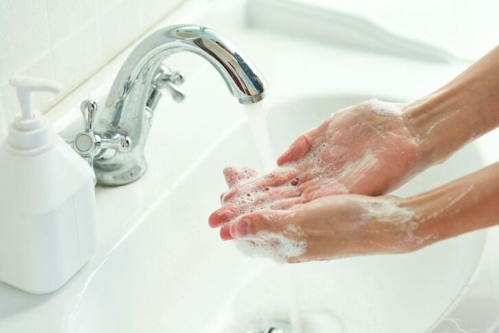mytí rukou mýdlem, aby se zabránilo červům
